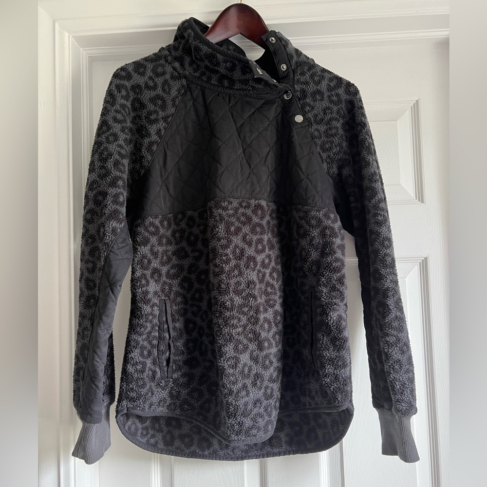 Abercrombie fleece leopard print pullover